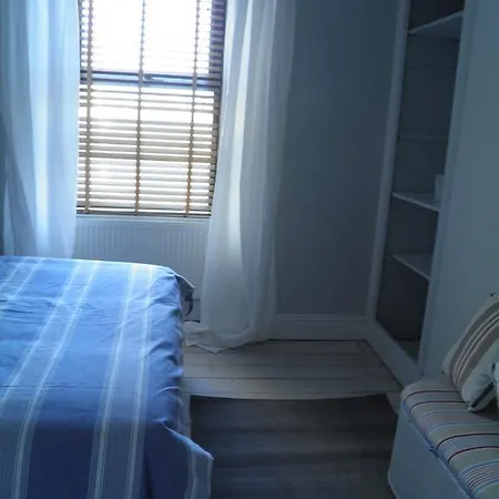 Holiday House Pembroke Dock Room photo