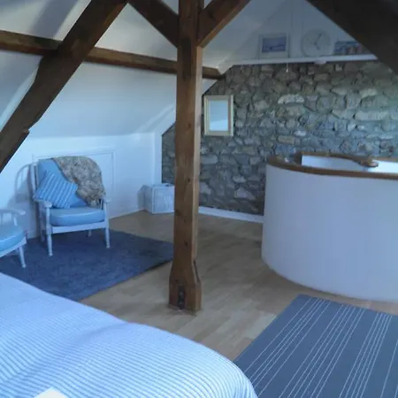 Holiday House Pembroke Dock Room photo